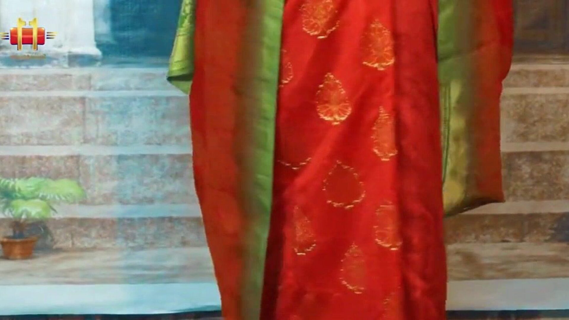 Indiase tante mond opent saree en blouse mallu rijpe tante melkbussen navel buik