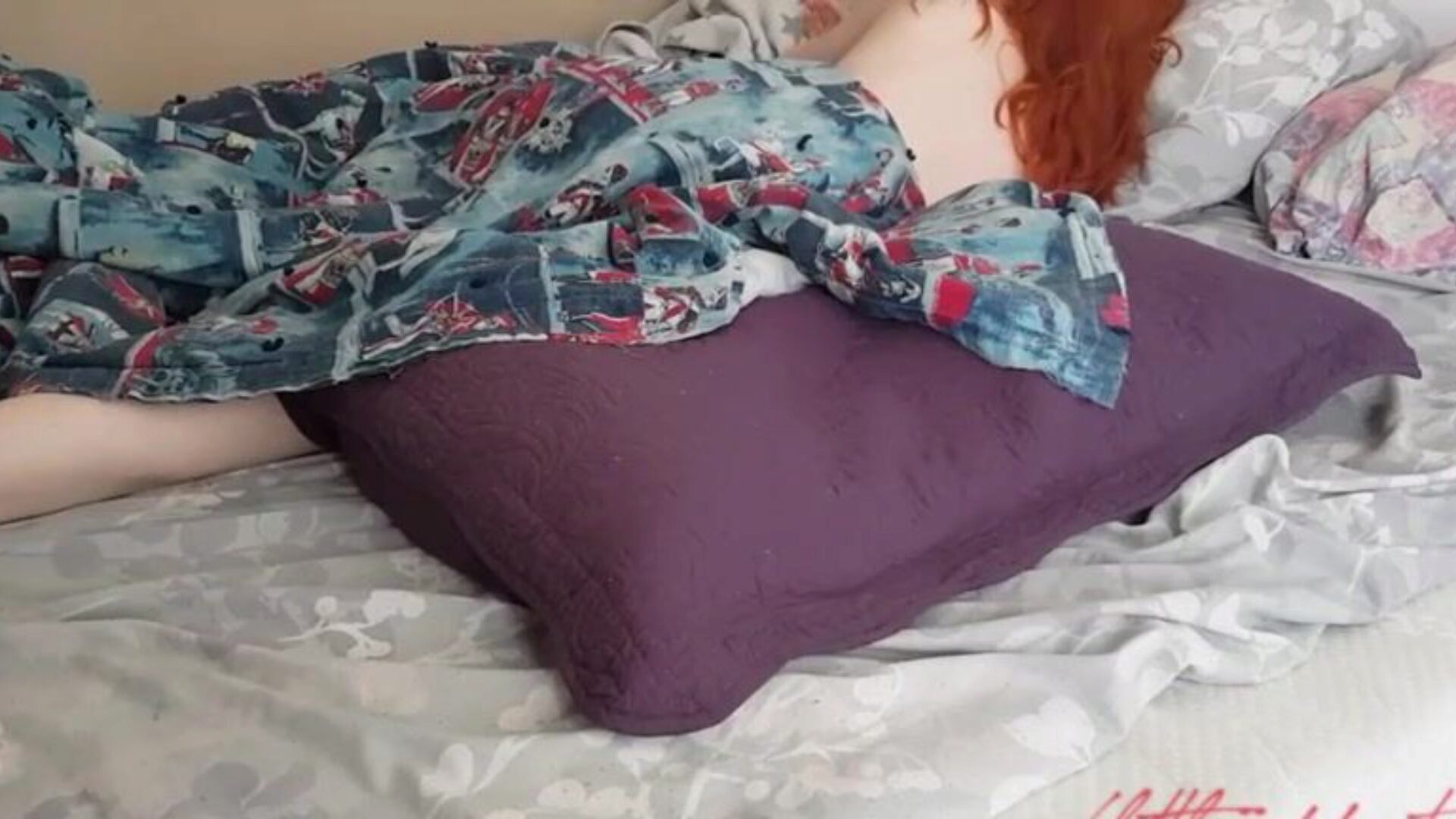 REDHEAD WAKES UP AND SLEEPILY RUBS AGAINST A PILLOW TO AN ASTOUNDING BIG O!!