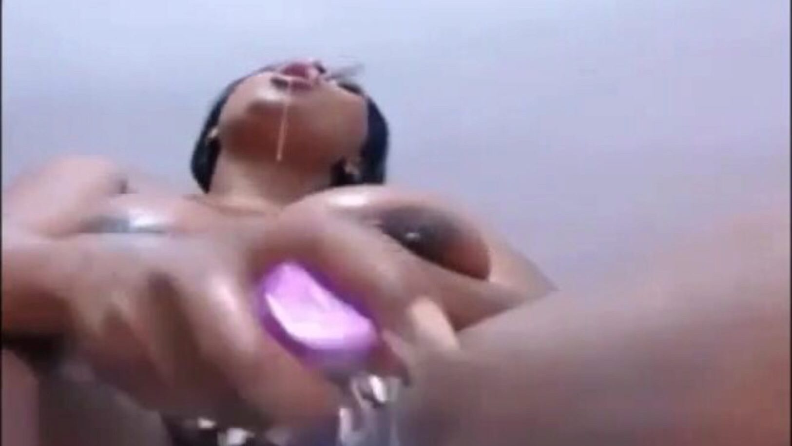 oudere afrikaanse borsten masturbeert en filmt haar zelf terwijl ze zichzelf aftrekt en stoom afblaast op de camera