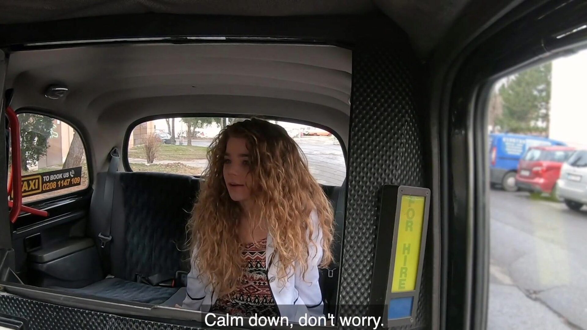 سيارة أجرة وهمية في سن المراهقة ملاك سابرينا سبايس مارس الجنس من قبل سائق سيارة أجرة