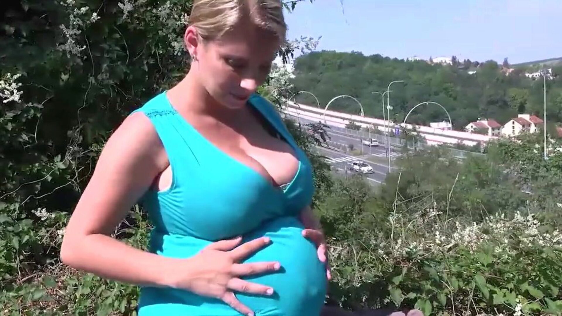 katerina hartlova sai para se divertir um pouco com sua figura grávida