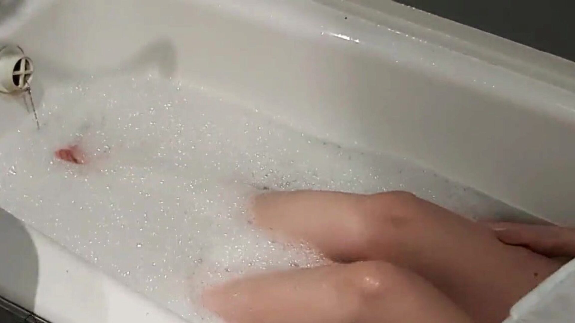 chica se lava el cuerpo apasionadamente y se masturba el coño ... mira como chica se lava el cuerpo apasionadamente y se masturba el coño