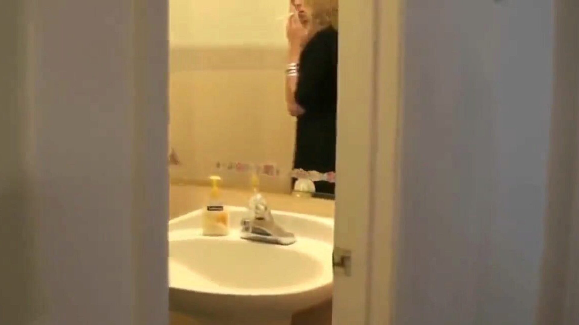 rauchende Mutter erwischt Sohn, der sie im Badezimmer ausspioniert ... Sieh zu, wie rauchende Mutter ihren Sohn erwischt, wie er sie im Badezimmer ausspioniert