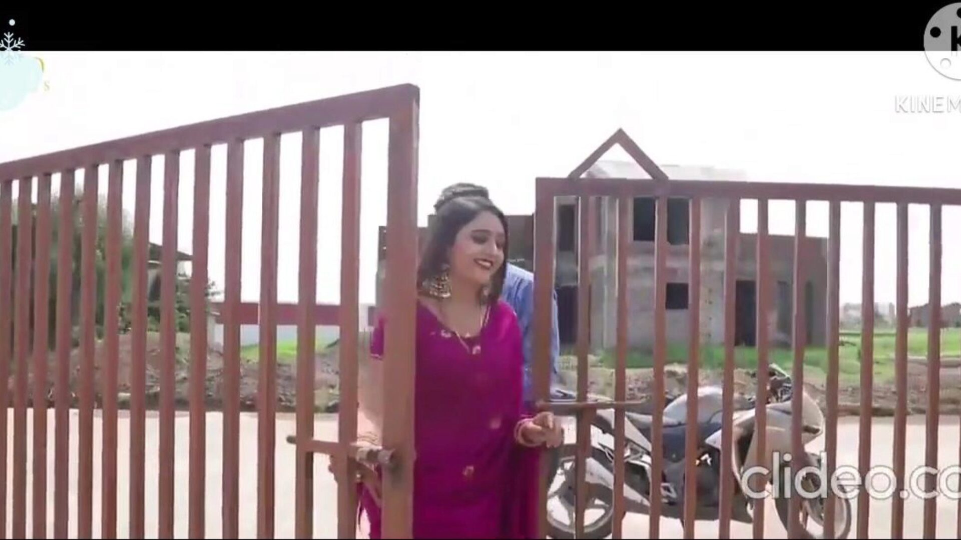 σούπερ σέξι και ζουμερή γυναίκα σε ένα saree να πατήσουμε από το ρολόι