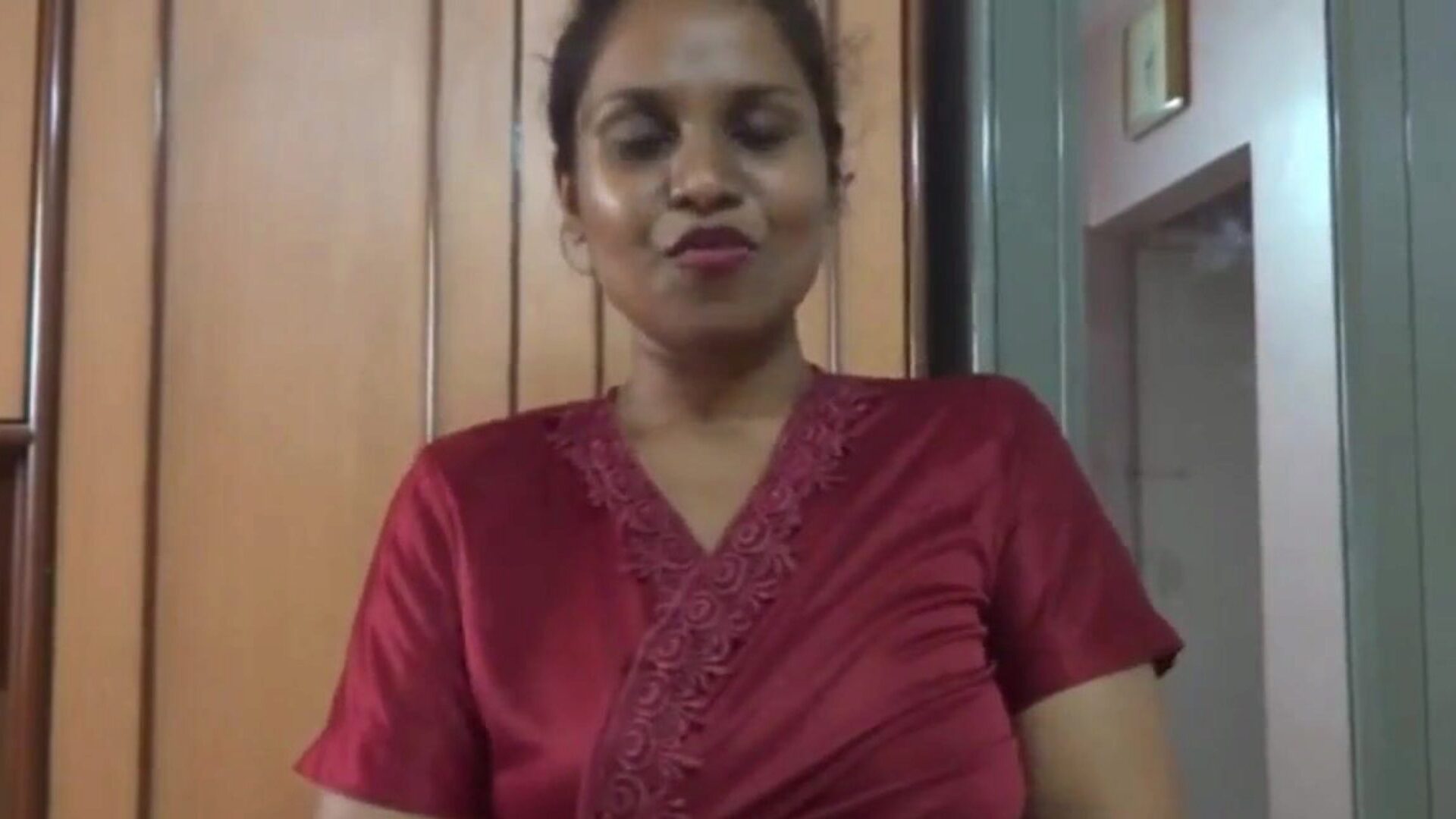 servitoare indiană tamilă care dă instrucțiuni smucite