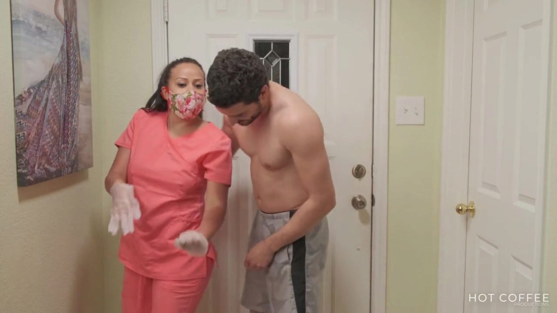 enfermera latina recibe a casa para hacer el amor después de un largo turno