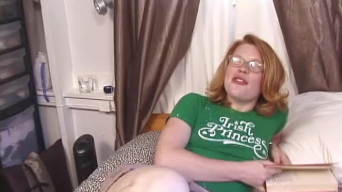 rødhårete i briller skyver et sexleketøy opp i rumpa, madison faller med en dildo opp i rumpa