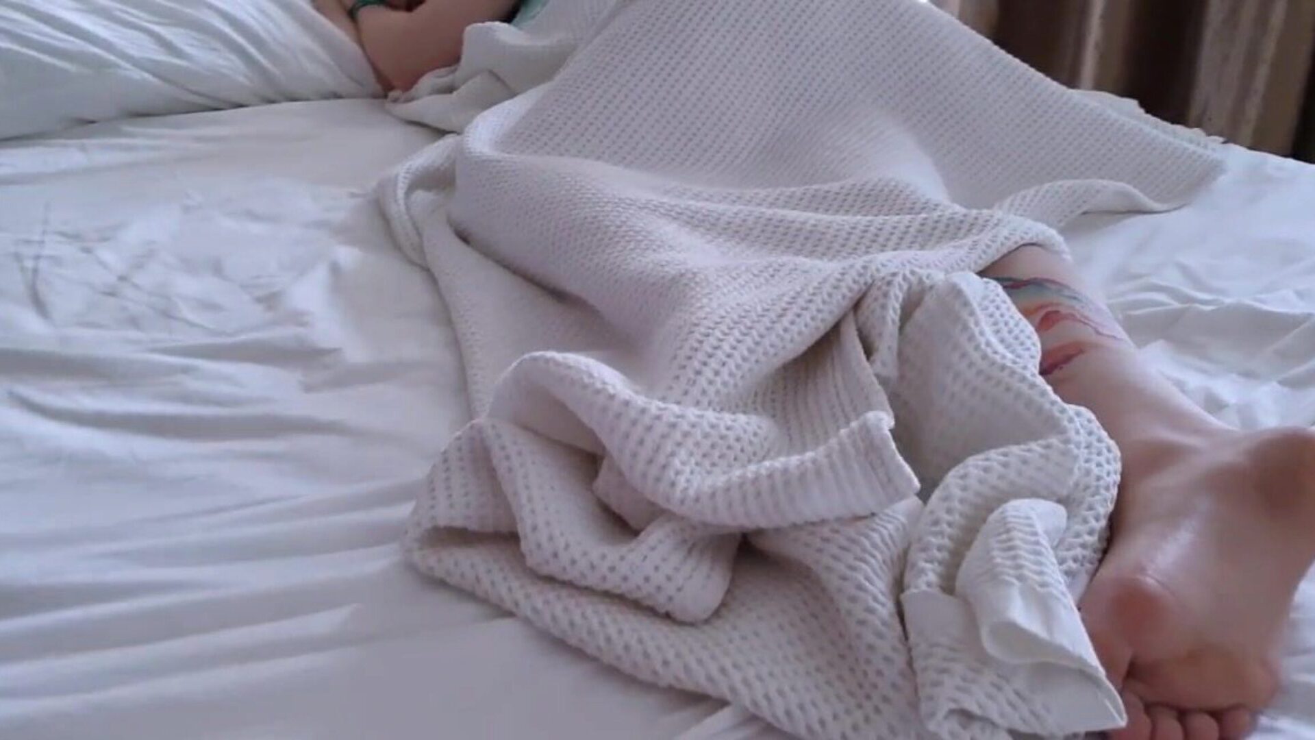 adolescenta fututa in camera de hotel si sperma pe pasarica ei