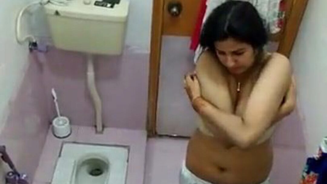 το ινδικό desi bhabhi γυμνό λουτρό aunty bath utter stripped