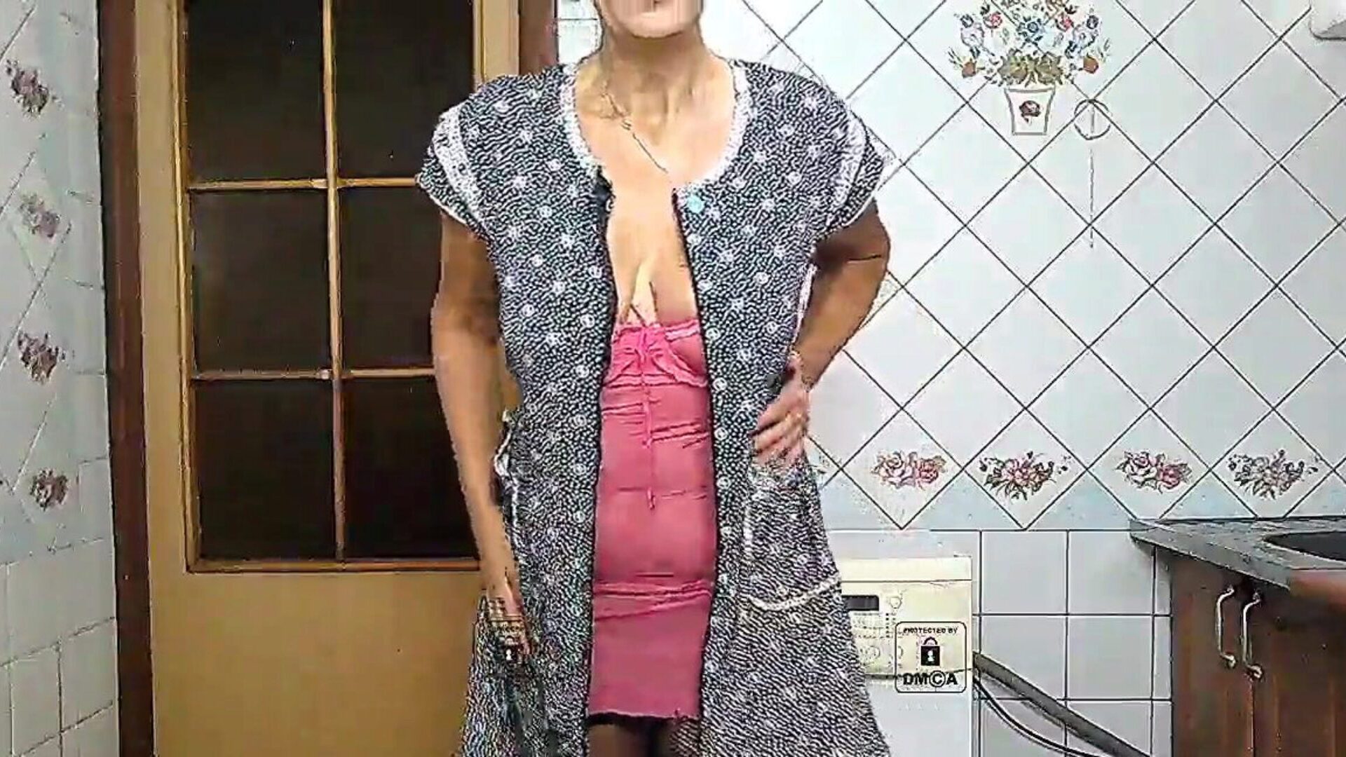 Η μεγάλη λεία κούνημα της Lukerya σε ροζ μοναχική ζεστή νοικοκυρά στον ελεύθερο χρόνο της κουβεντιάζοντας στην κουζίνα με ροζ εσώρουχα κάλτσες από έβενο και μικροκασέτες κιλότες εμφανίζει twerk με μια ανατριχιαστική καυτή μεγάλη λεία