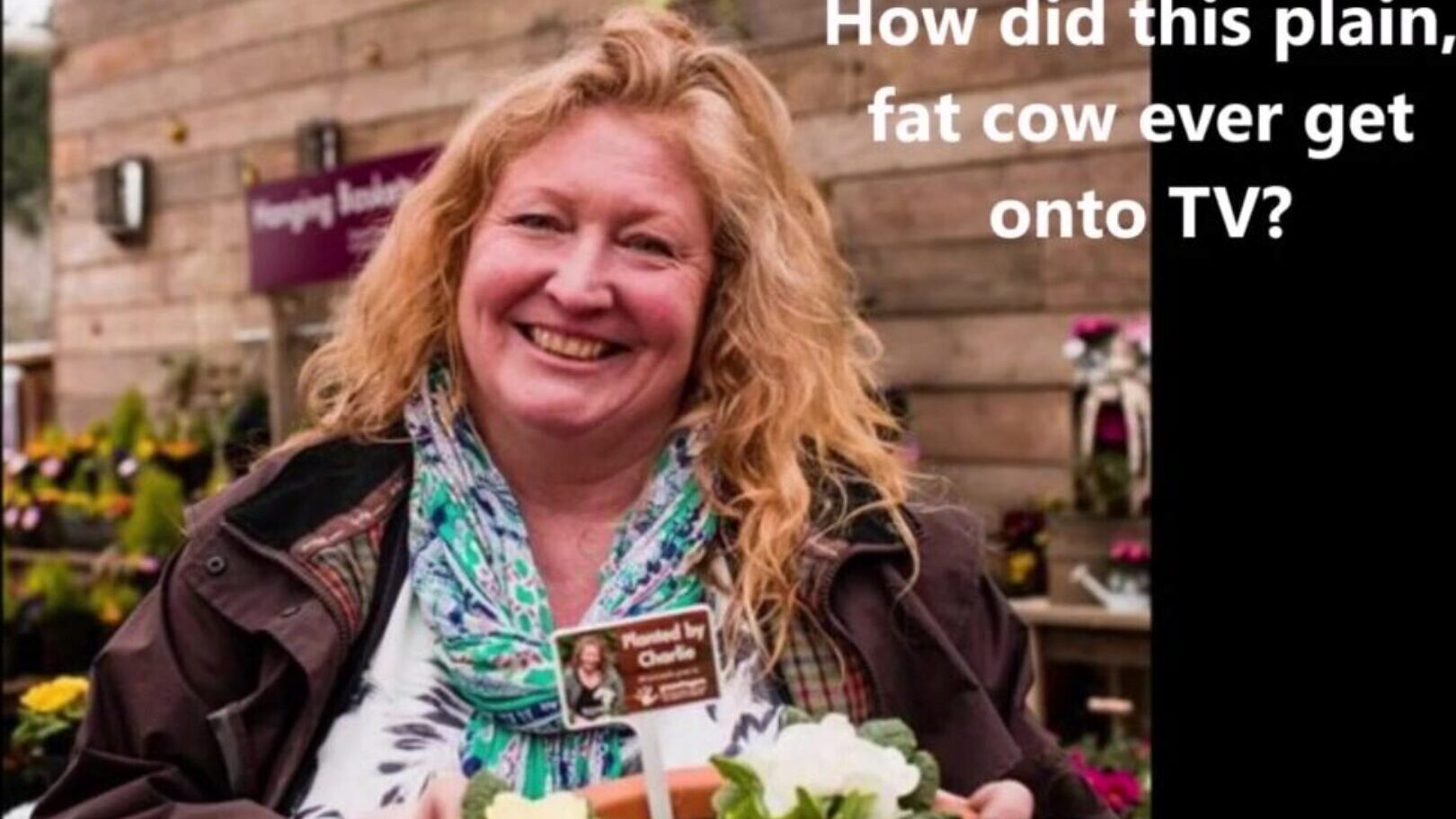charlie dimmock une femme qui a fait carrière à la télé en clignotant ses mamelons et en faisant rebondir des boulettes de viande sans soutien-gorge