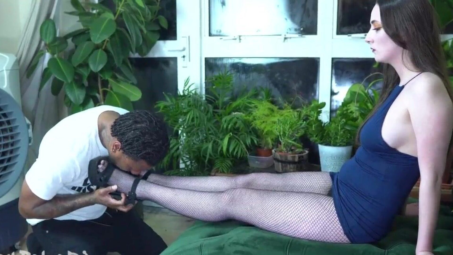 forhåndsvisning: filming av venn slikker kjærester cum-hole og tilbeder føttene mens den babe faller pikken