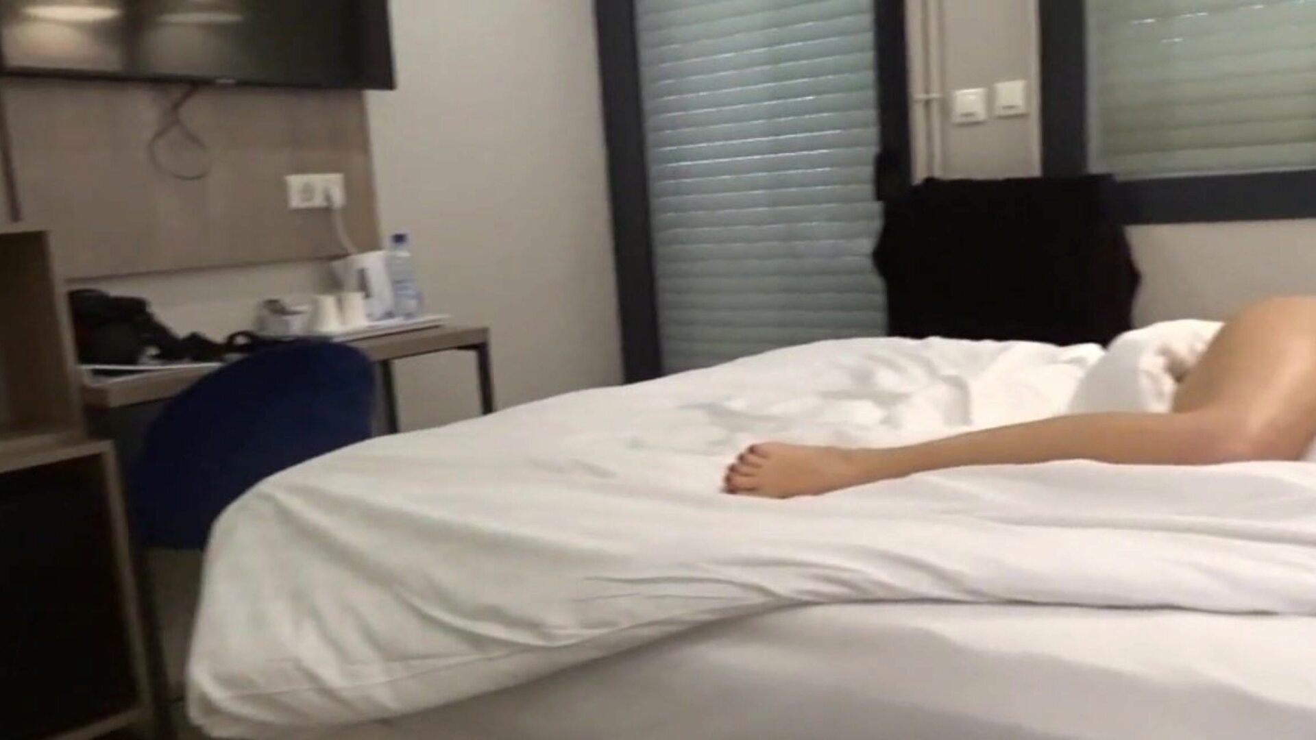 carla-c naken på hotellvideoen der jeg er avkledd i min seng på et hotellrom og på badet