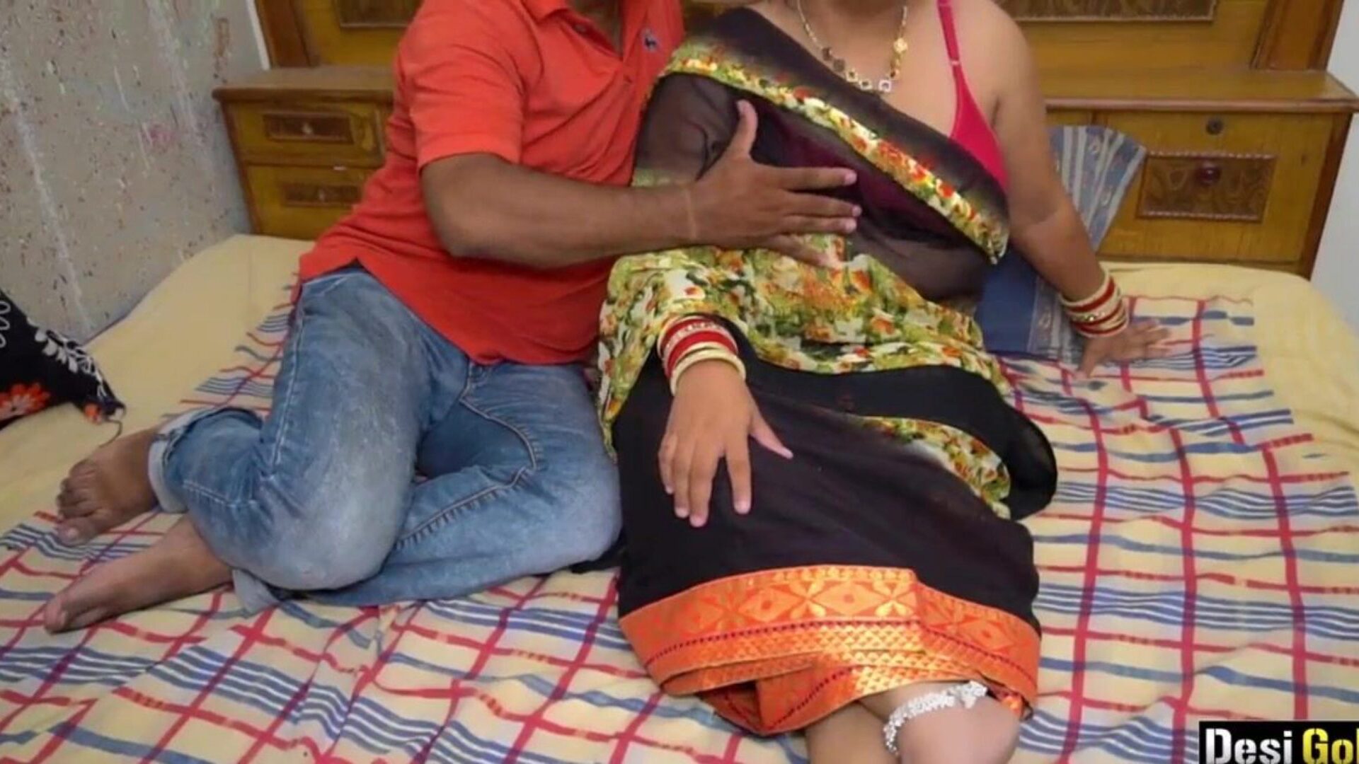 femme indienne ayant des relations sexuelles avec l'ami de son mari