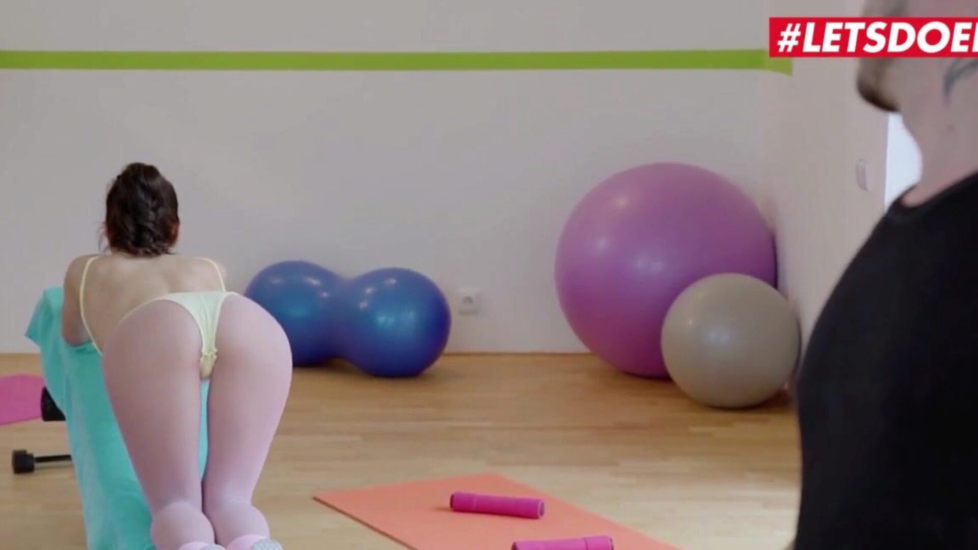 LetsDoeit - La jeune italienne Valentina Bianco transforme le yoga en sexe hardcore